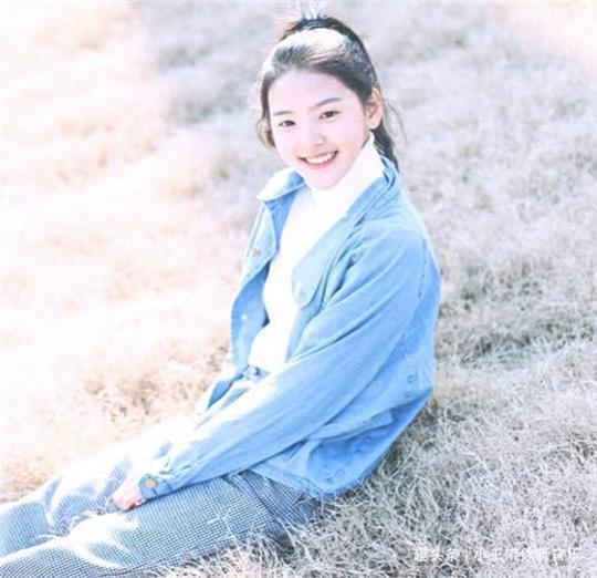 杨幂小时候的杨幂可以形容为出水芙蓉,一脸婴儿肥,甚是可爱,面对镜头