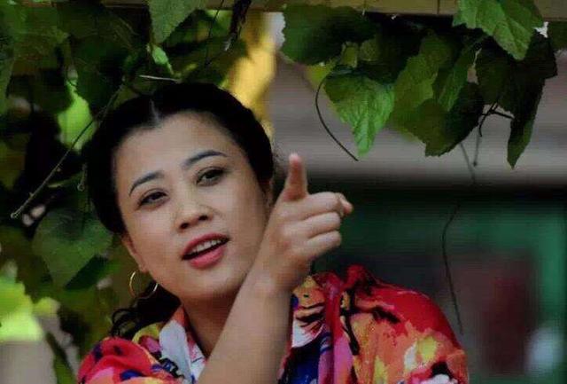 "丁小满"罕晒近照,扎马尾干净利落,被赞《刘老根》最漂亮女人