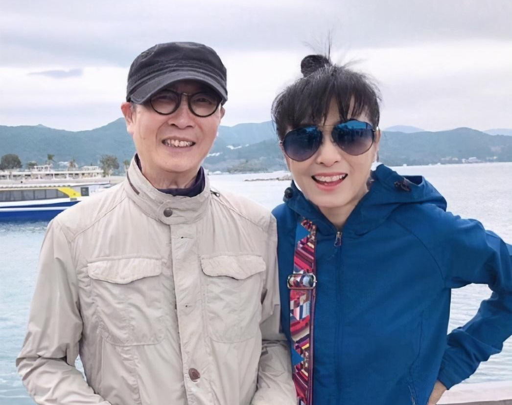 70岁时,刘松仁中风很瘦,30年后,他与米雪处于同一个框架中