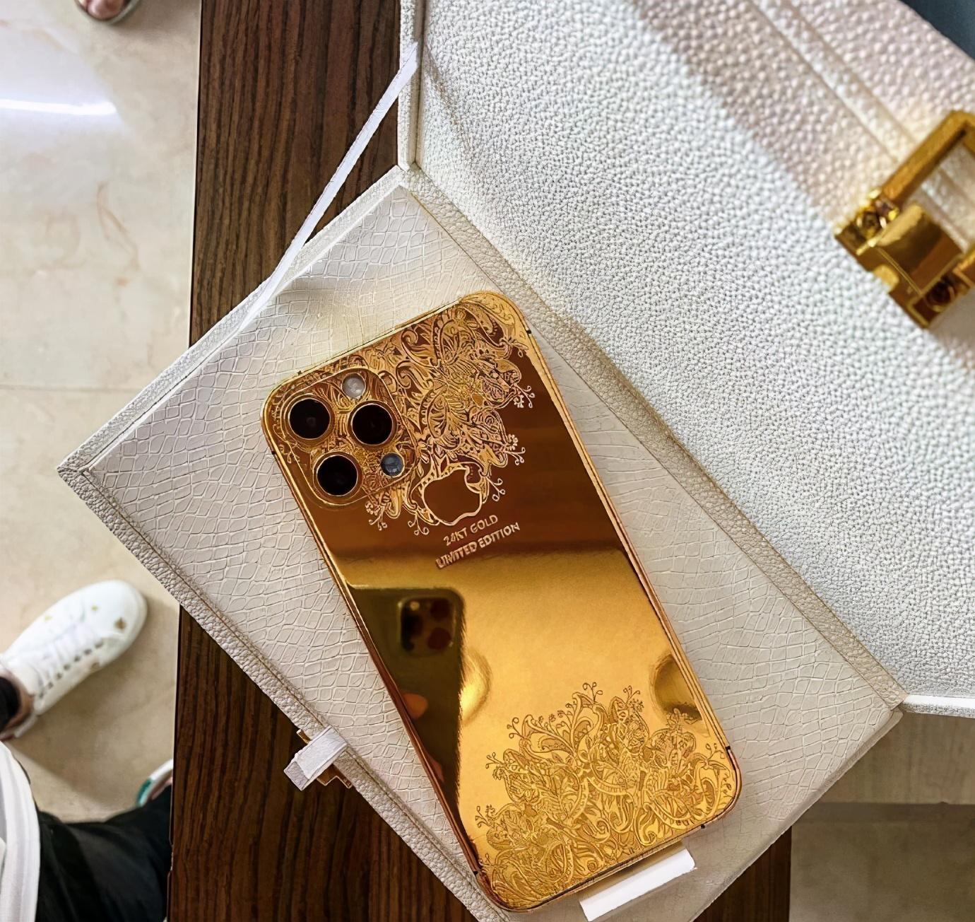 价值16万的iphone12现世:24k纯金打造|黄金版|图腾|价值_新浪新闻