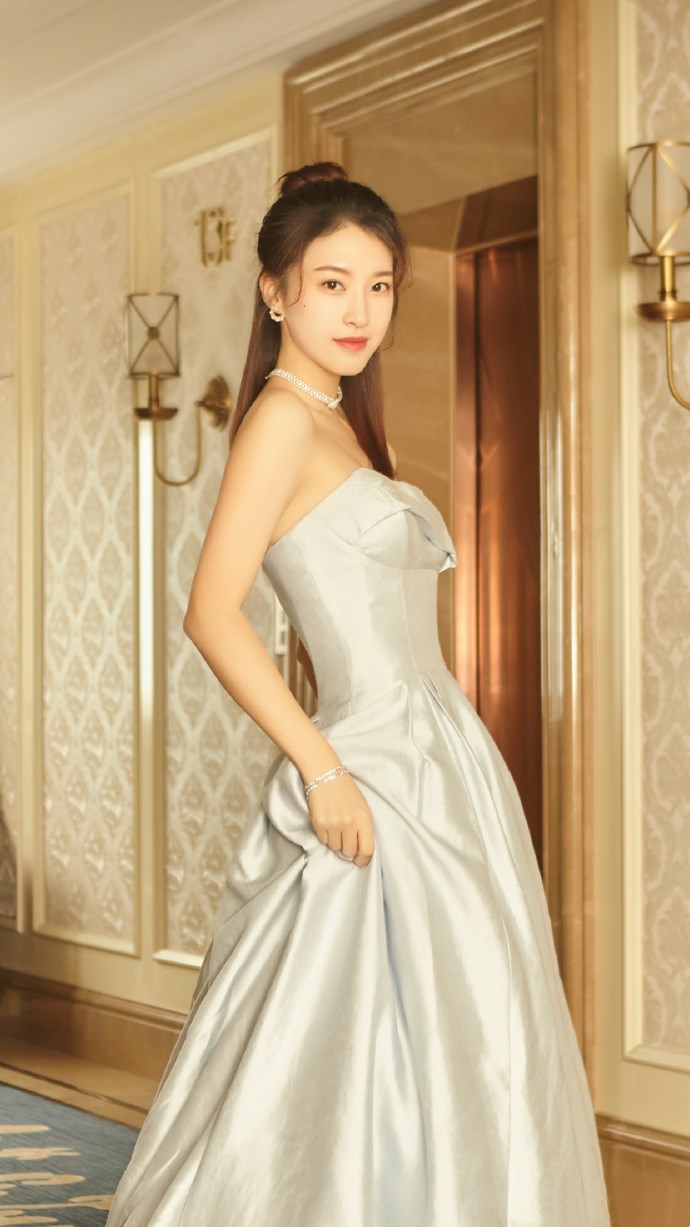 杜雨宸甜美上线一袭银灰色抹胸礼服裙风姿绰约温婉性感