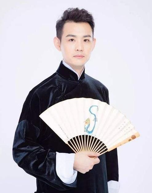 虽然卢鑫长得也不错,但颜值这玩意儿就怕比啊~嘻哈f4之一的刘金霏