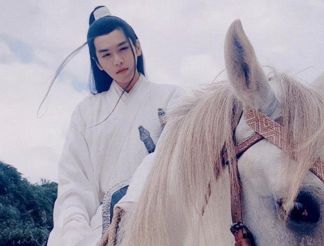 张若昀白马古装造型风度翩翩,白衣白马配长剑,有港剧的武侠感了