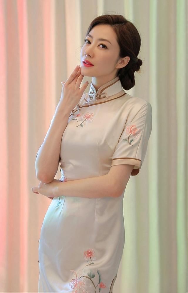 40岁熊黛林再现"叶太太",穿旗袍优雅又矜贵,尽显东方古典美