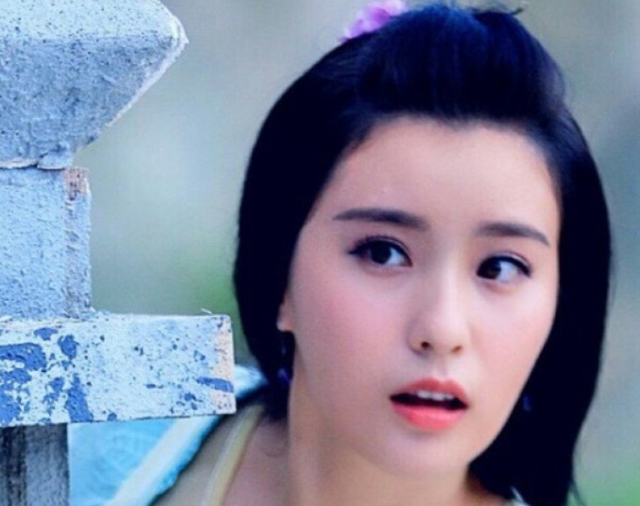 还记得花千骨中的轻水吗如今金发大波浪美得像个仙女