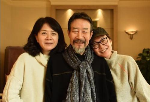 照顾病夫18年不离不弃,结婚37年零绯闻|李雪健|病夫|于海丹_新浪新闻