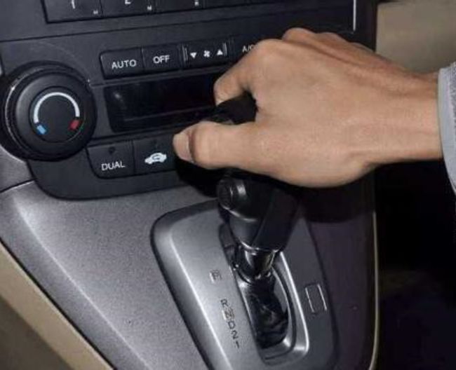 自动挡加速只要深踩油门?那是你不懂自动挡的车子