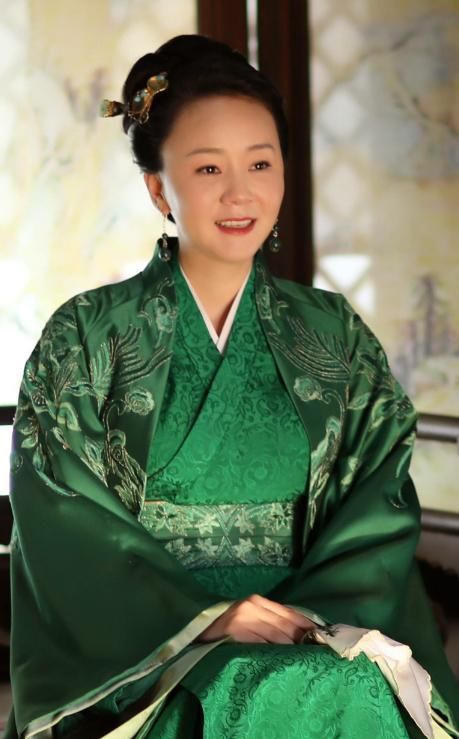 妻子拍戏坠马致瘫痪,他放弃事业不离不弃,妻子走红他却无名