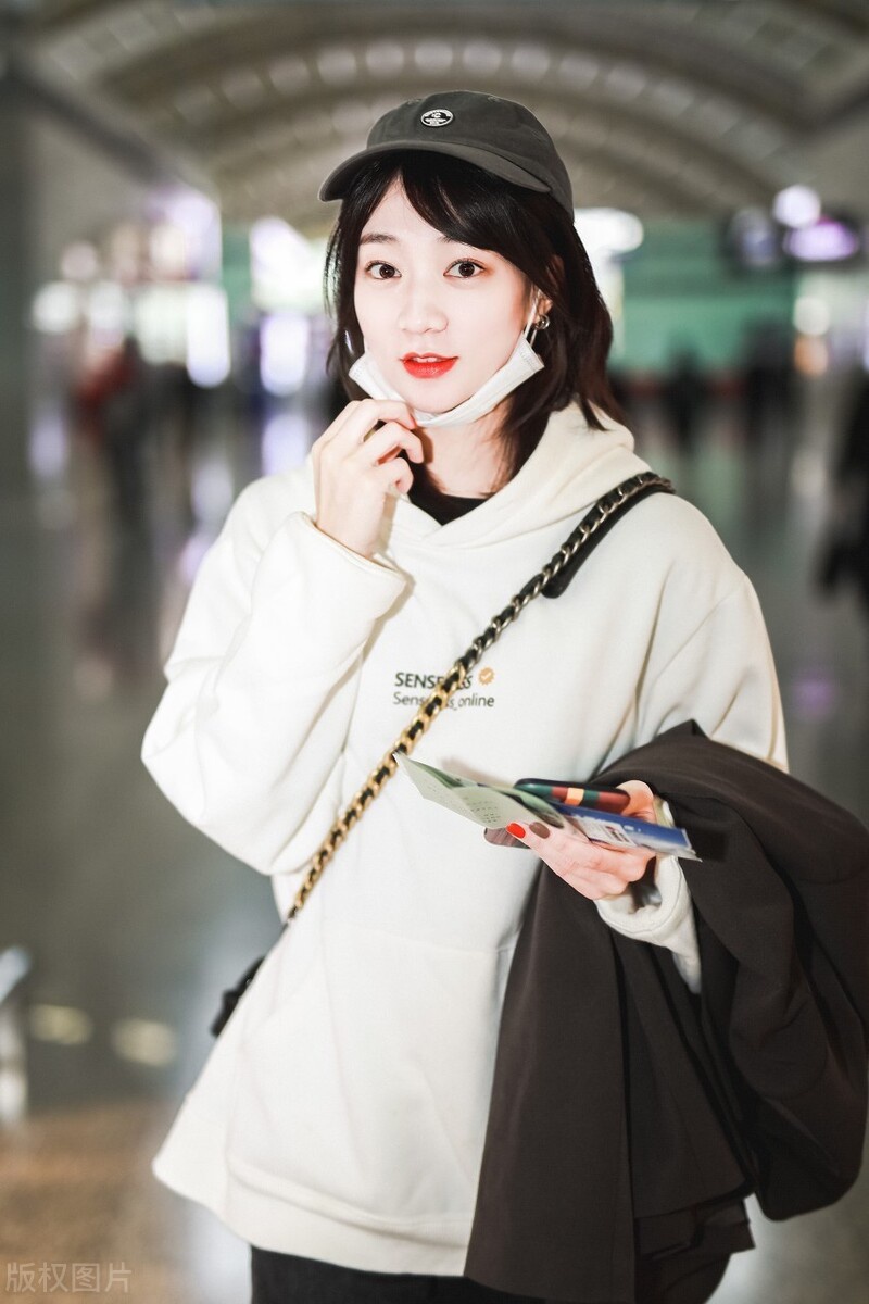 陈诗敏穿搭清新现身机场,清纯与美艳与一体浅浅笑容令人心动