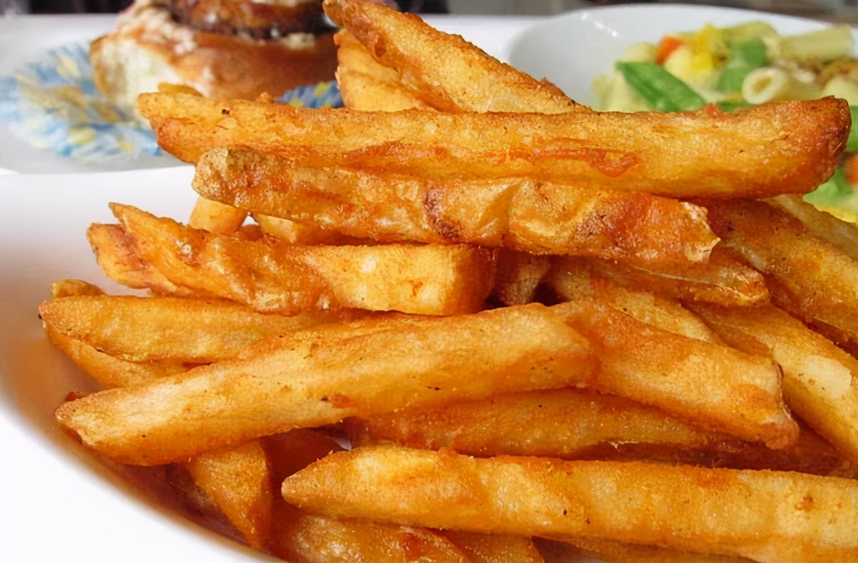 被吸引了整条街的甘梅薯条吸引了酥脆的外皮撒上甘梅粉绝了