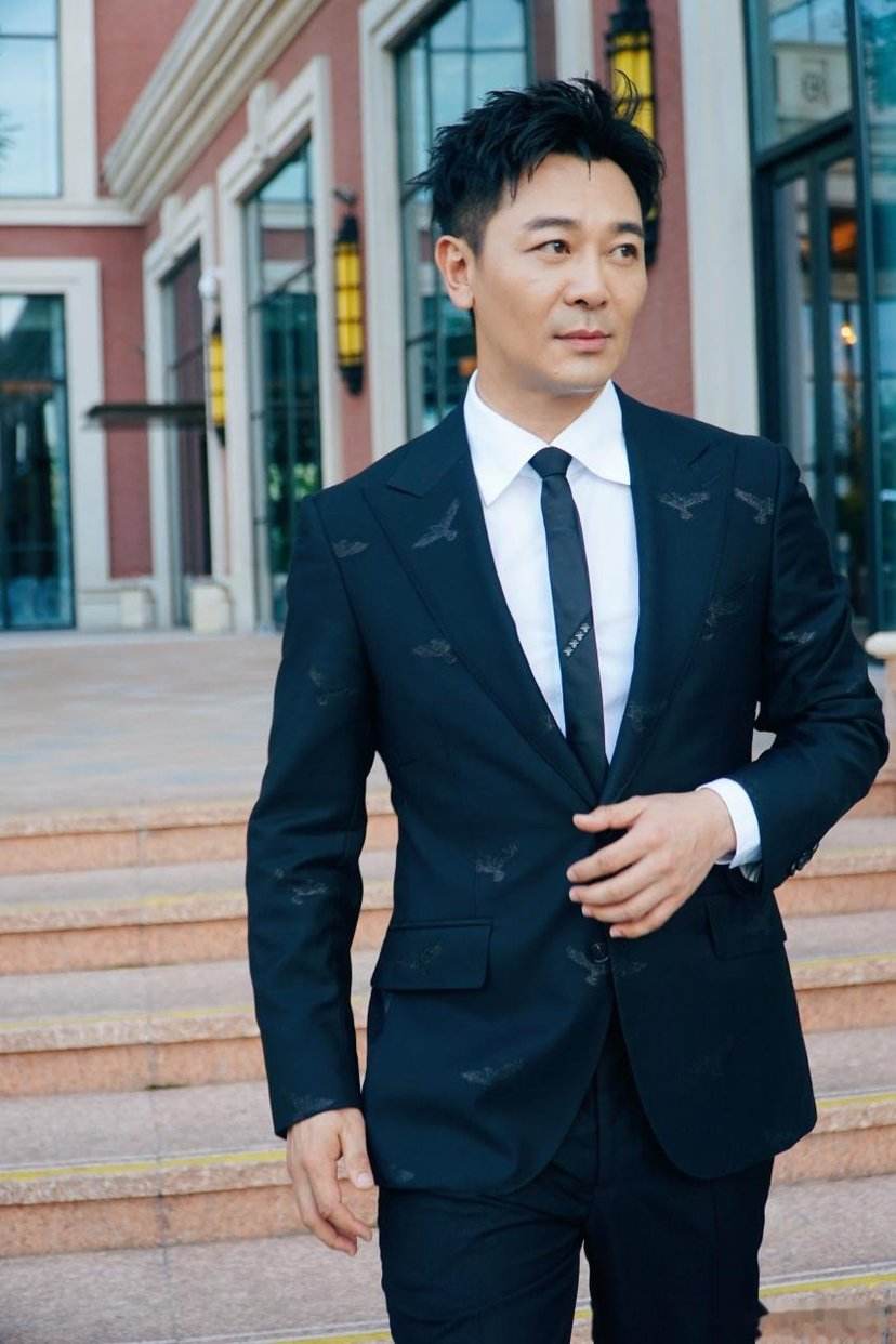 44岁"鱼日"穿潮衣扮酷太有反差萌,霸气坐姿引起无