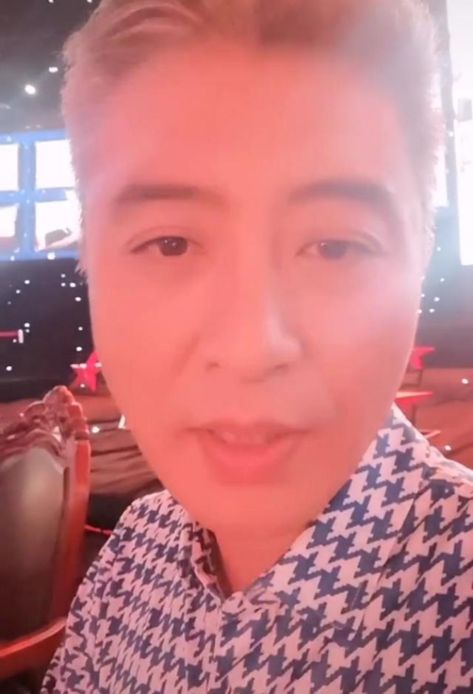 45岁央视主持人周炜怎么了!白发苍苍满脸皱纹,还以为70岁