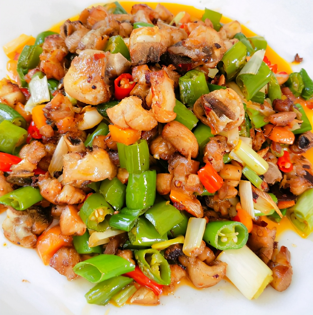 香辣入味鲜嫩多汁,让人欲罢不能的干锅辣子鸡,就米饭好吃,营养