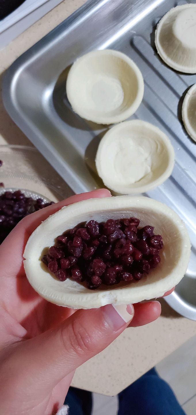 撕掉锡纸壳外皮,继续放置10分钟软化步骤1酥脆红豆酥的做法蛋挞皮13个