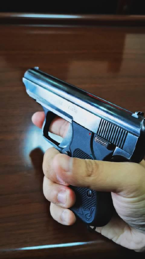 77式手枪可以用单手上膛