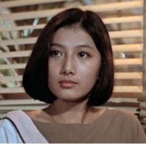 她凭借《倚天屠龙记》走红,但却遭父亲侵犯,自杀10次在家中离世|刘玉璞|倚天屠龙记|走红_新浪新闻