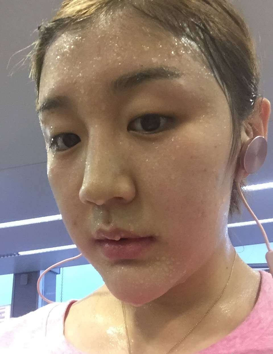 陈梦训练照,满头大汗,胸前被汗水打湿,背部肌肉亮眼,太刻苦!