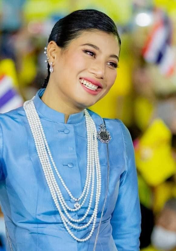 泰国神兽公主结婚了?无名指秀钻石戒指,脸宽脖子短但命好到逆天