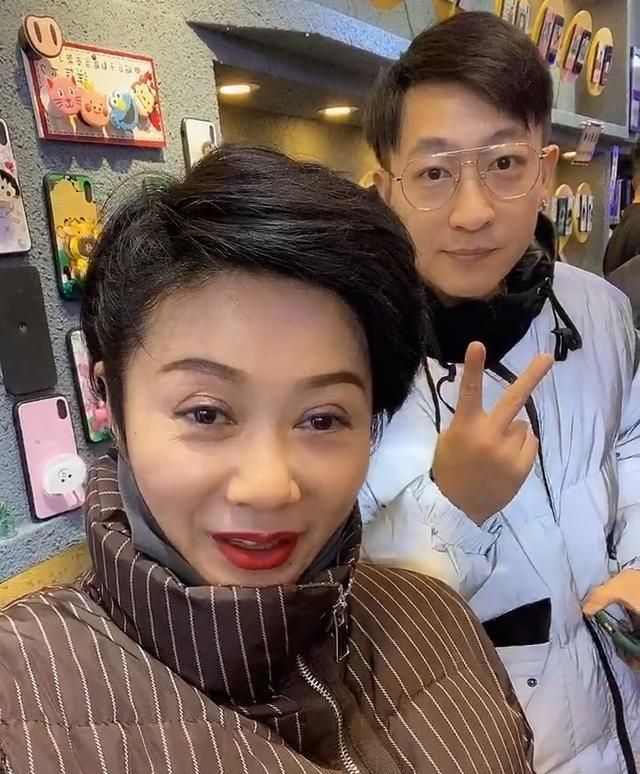 留下漂亮妻子至今单身,感慨生活太难了|赵本山|张小光|爱徒_新浪新闻