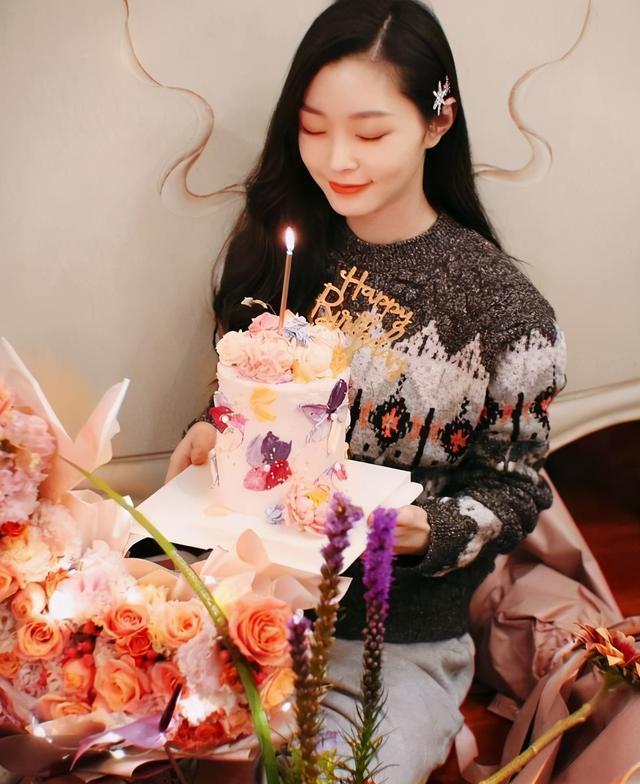 宋轶晒庆生照收大手笔玫瑰让人猜疑31岁皮肤水灵似18少女