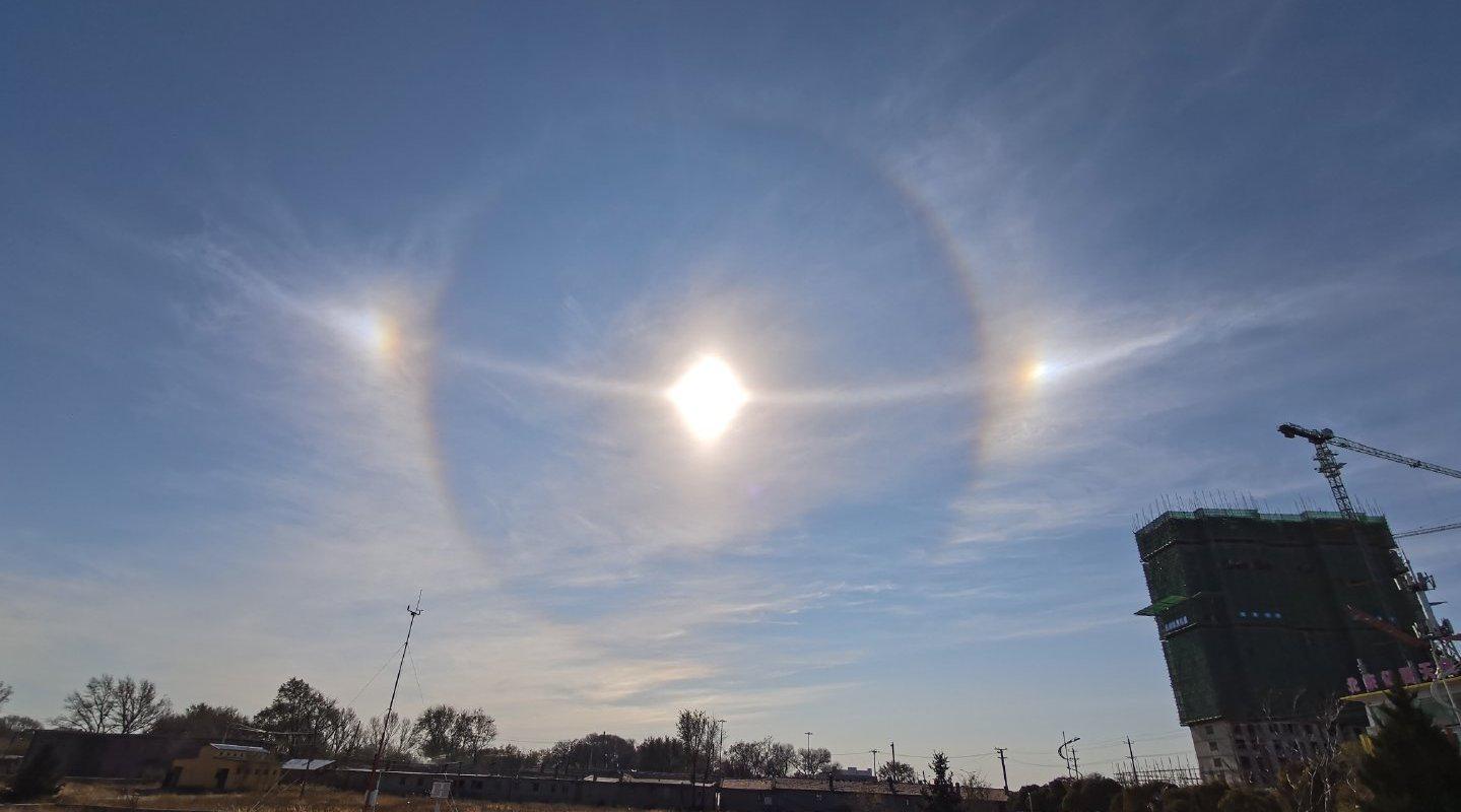 内蒙古通辽现"幻日"现象 三个太阳串成一串儿