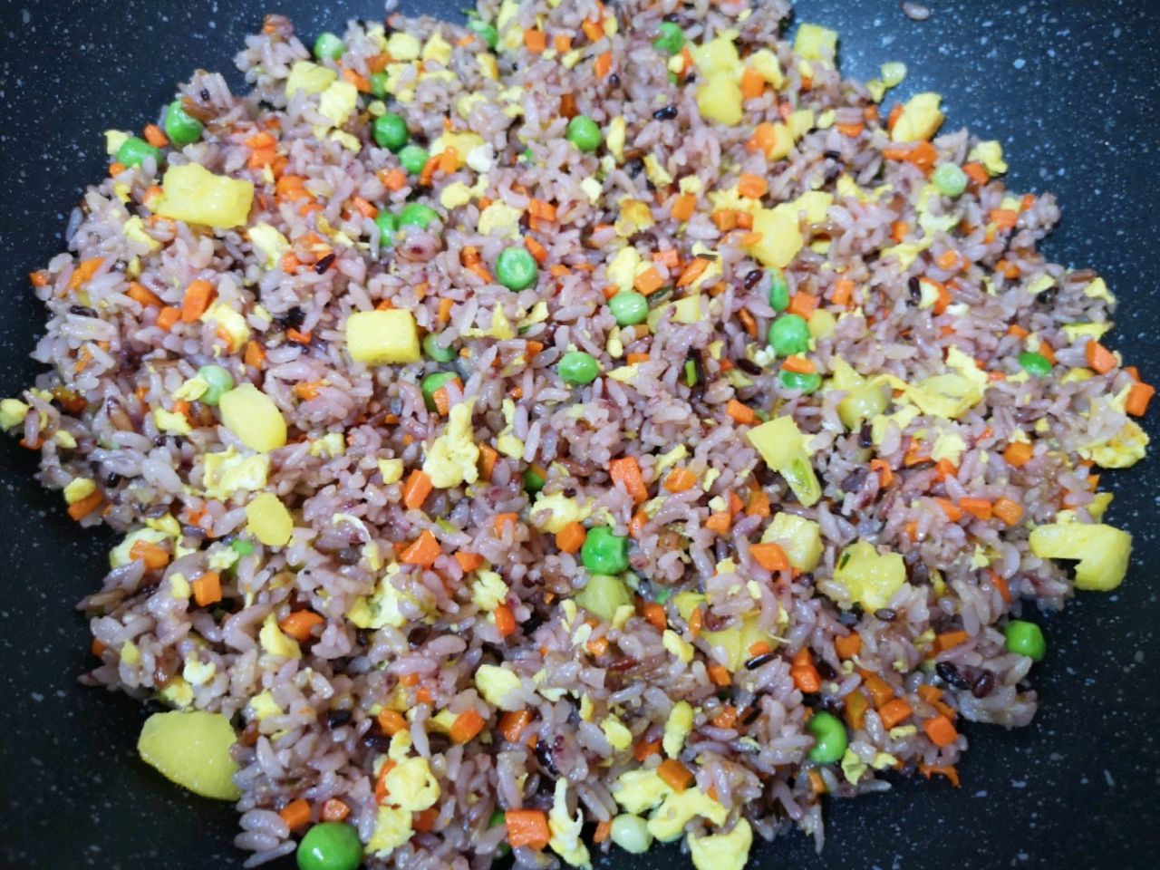 【菠萝炒糙米饭】的做法 配方,色香味俱全,果香口感超棒的炒饭