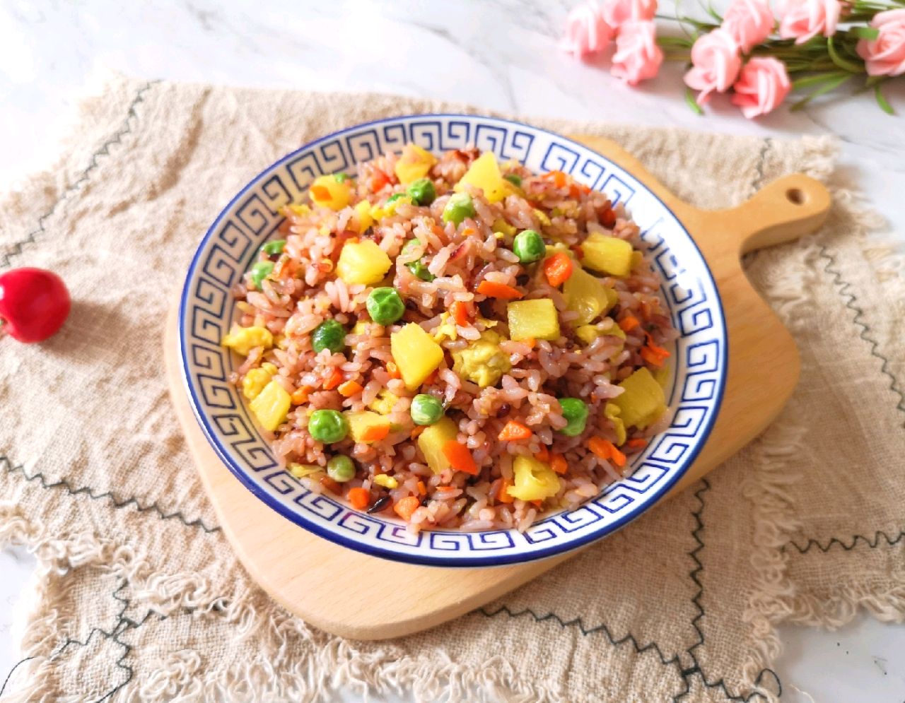 【菠萝炒糙米饭】的做法 配方,色香味俱全,果香口感超棒的炒饭