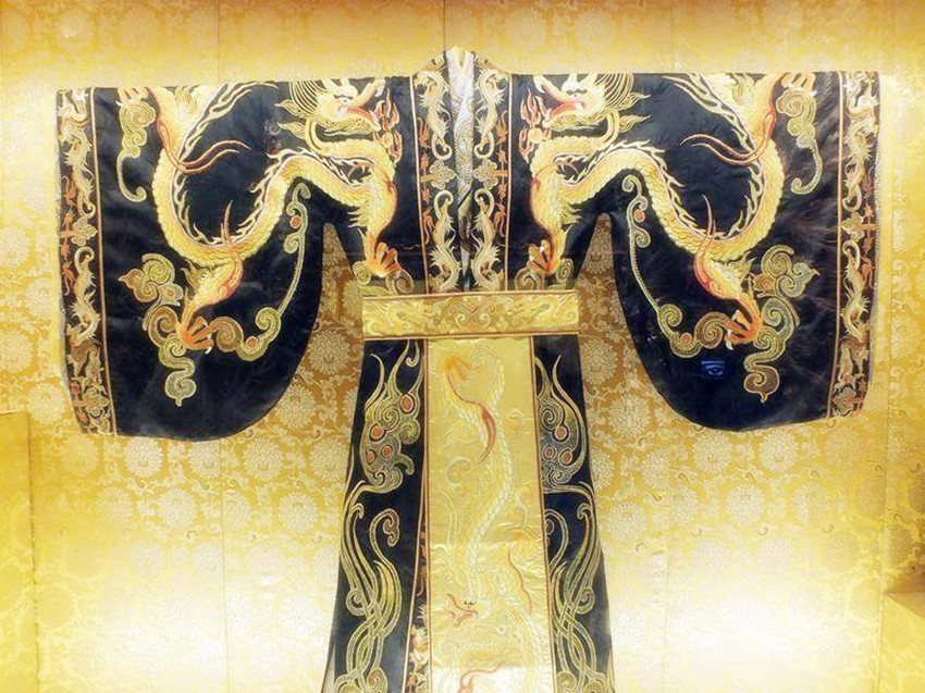 为什么说皇帝是九五之尊看他身上的龙袍就知道了