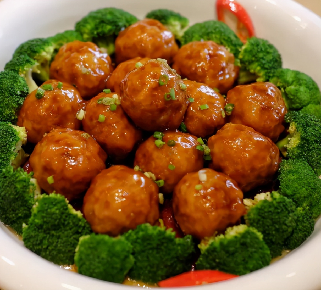 红烧狮子头肉质鲜嫩软糯多汁儿忍不住流口水和米饭绝配