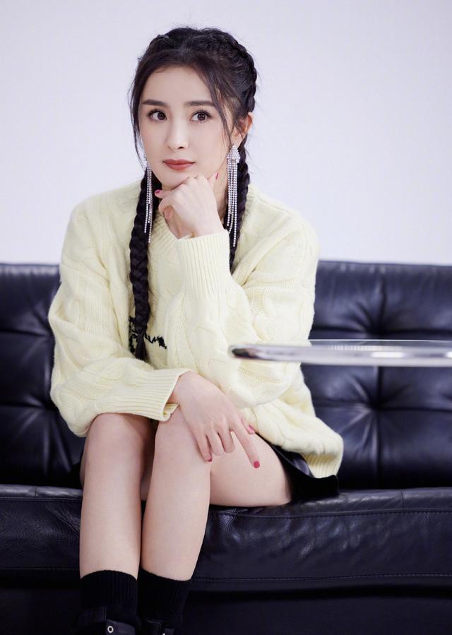 杨幂越发温柔可爱了,双麻花辫配毛衣造型超养眼,果真减龄时髦女