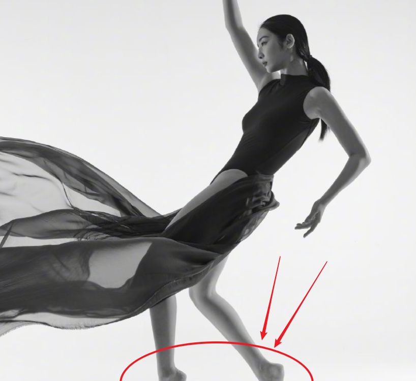 赵小棠水墨大片出炉展现十足柔韧性这脚的弯曲角度看着都疼