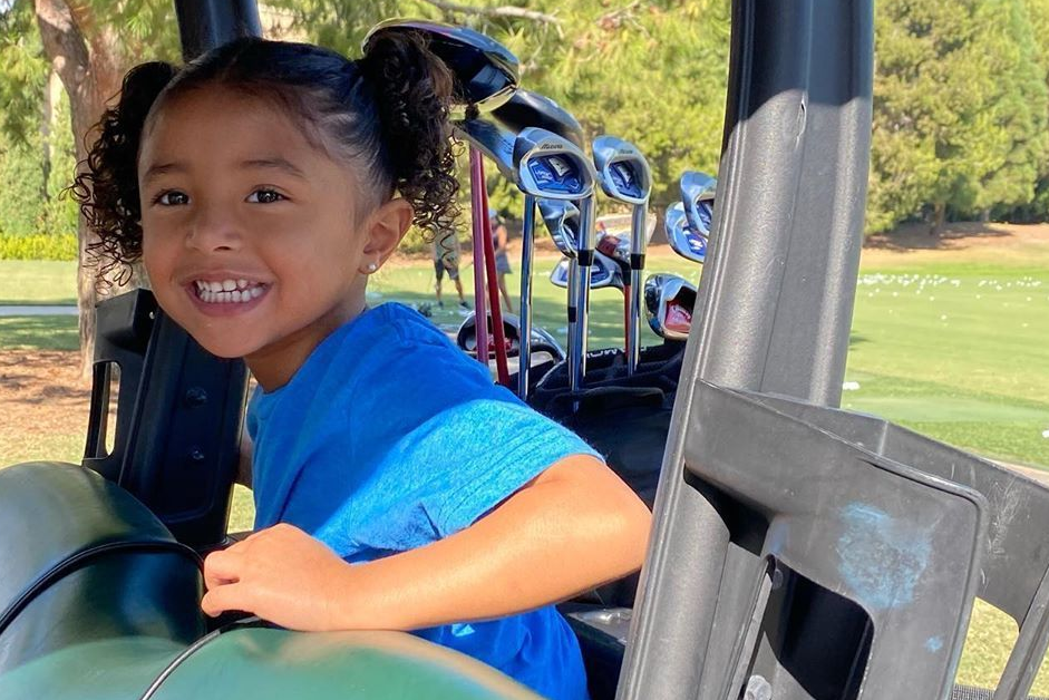 他正带着三公主碧昂卡在商城游玩,女儿想要啥科比都给买,特别宠溺,只