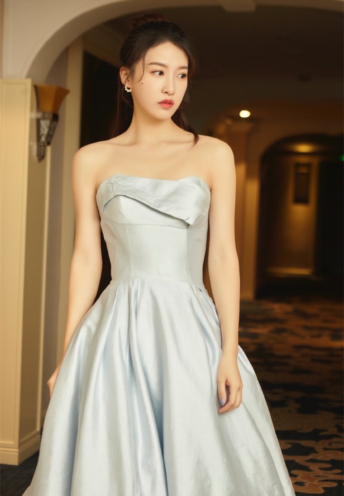 杜雨宸甜美上线一袭银灰色抹胸礼服裙风姿绰约温婉性感