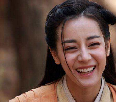 女明星开怀大笑时:赵丽颖可爱,杨颖嘴变大,最后一个太治愈了!