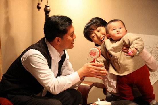 57岁何政军近照曝光,头发乌黑精神饱满,夫妻恩爱女儿是学霸