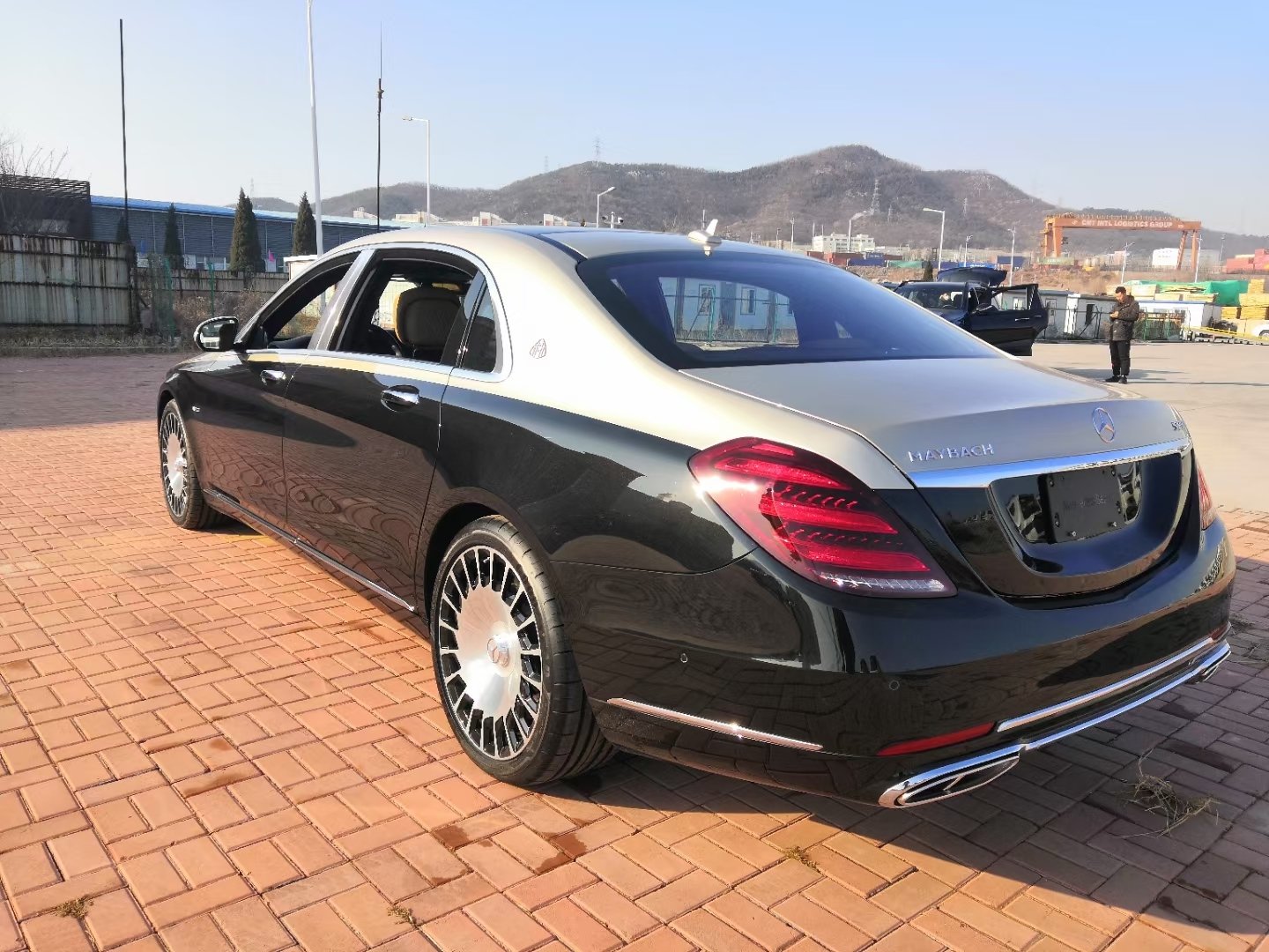 迈巴赫版奔驰s级亮相光束大灯双色车身30t9at