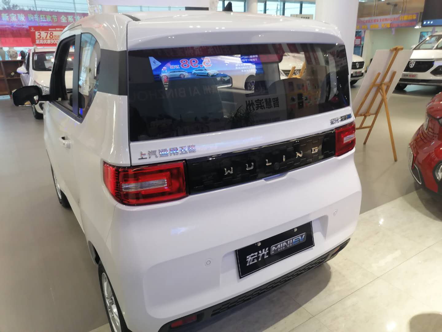 五菱全新买菜车,配双开门设计,还有全液晶仪表,2.88w起售