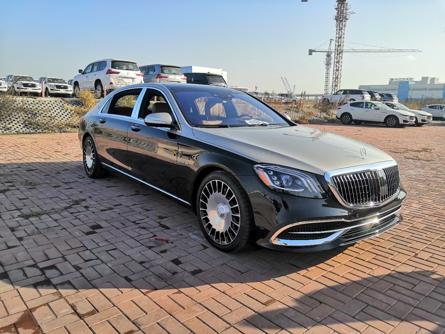 迈巴赫版奔驰s级亮相光束大灯双色车身30t9at