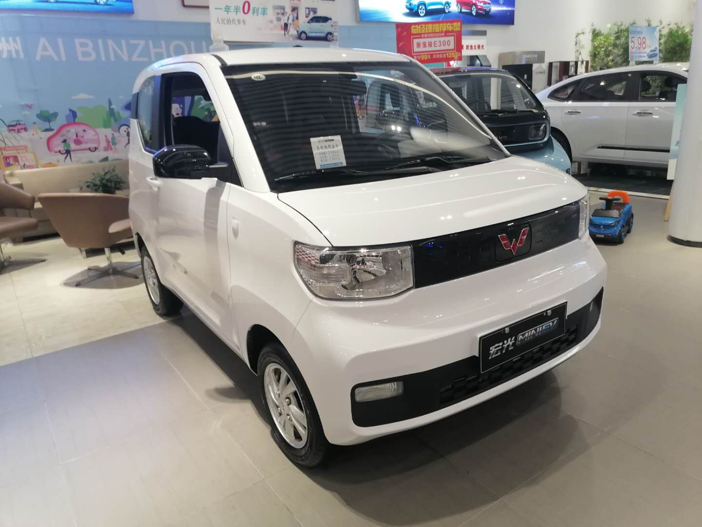 五菱全新买菜车,配双开门设计,还有全液晶仪表,2.88w起售