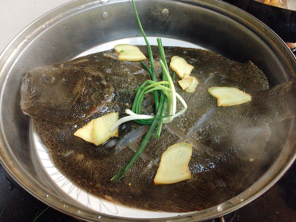 清蒸鱼,该冷水下锅还是热水下锅?9成人做错,难怪很难吃