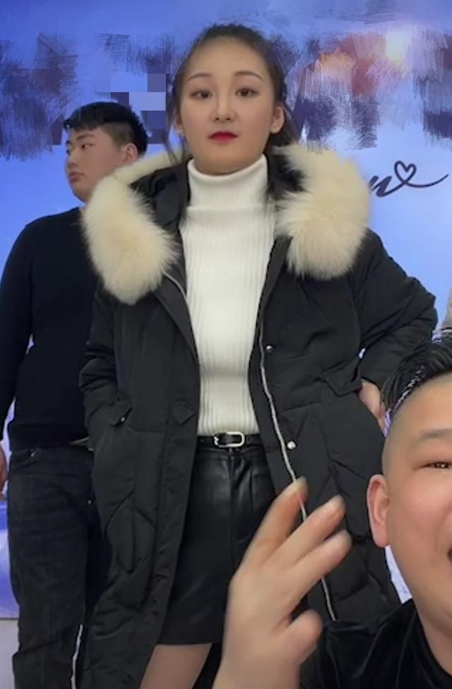 大衣哥儿媳翻车后再带货!试穿衣服被指身材壮实,小伟面露不耐烦