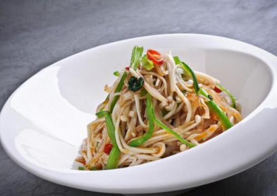 美食精选:鱼头丝瓜汤,清炒金针菇,青菜小煎饼,凉拌腐竹的做法