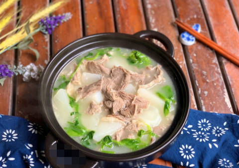 冬至喝羊汤，暖身又滋补！制作方法有技巧，不腥不臊|羊肉|羊肉汤|羊汤_新浪新闻