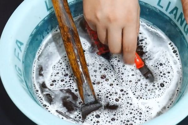 第一步,首先准备一个容器,在容器中依次加入适量的小苏打,再滴入