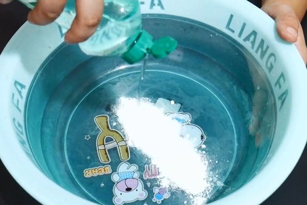 第一步,首先准备一个容器,在容器中依次加入适量的小苏打,再滴入少许