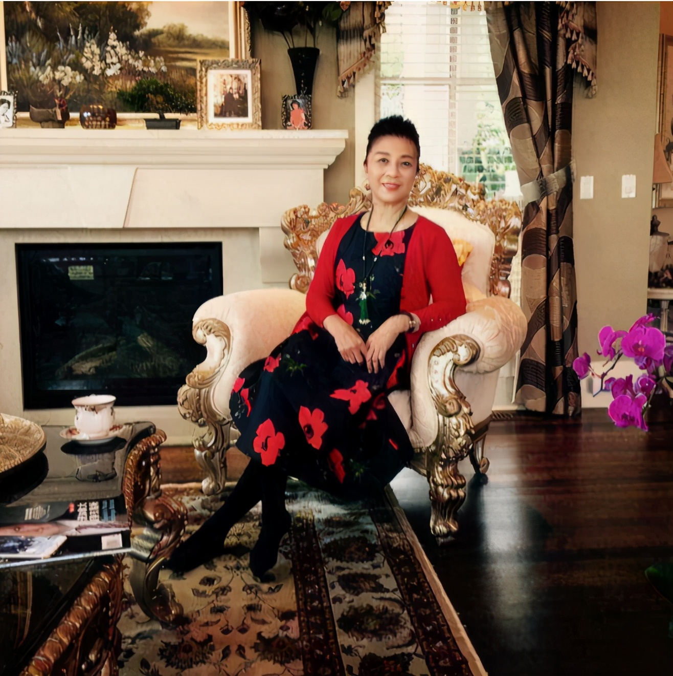 64岁的张传美"冻龄"了!粉色衬衫配红裤,同框范冰冰好似姐姐