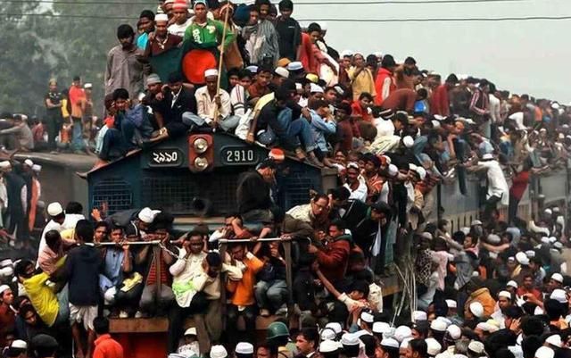 印度人真那么喜欢爬火车?别再被骗了,真实的印度让你咋舌