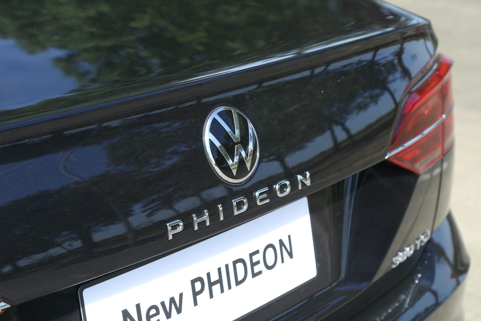 大众新辉昂不再低调,配发光车标,下放空气悬挂,能否扳倒es?