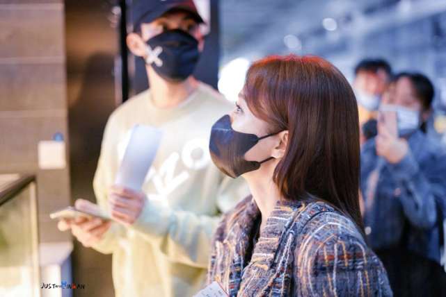 有火花王鹤棣直播对秦岚唱是心动呀眼神对视甜蜜溢出屏幕