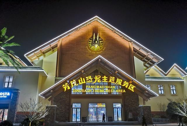 常州淹城服务区常州淹城服务区不是景区,胜似景区,这里将粉墙瓦黛的